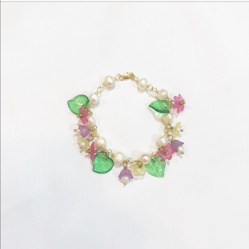 NEW GOLD, PEARL, LUCITE FLOWER BRACELET